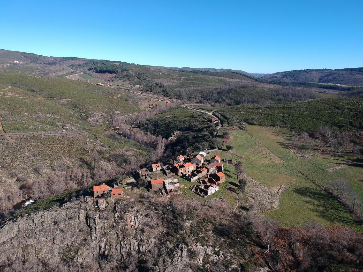  köpa byhus Quinta da Taberna Guarda 1